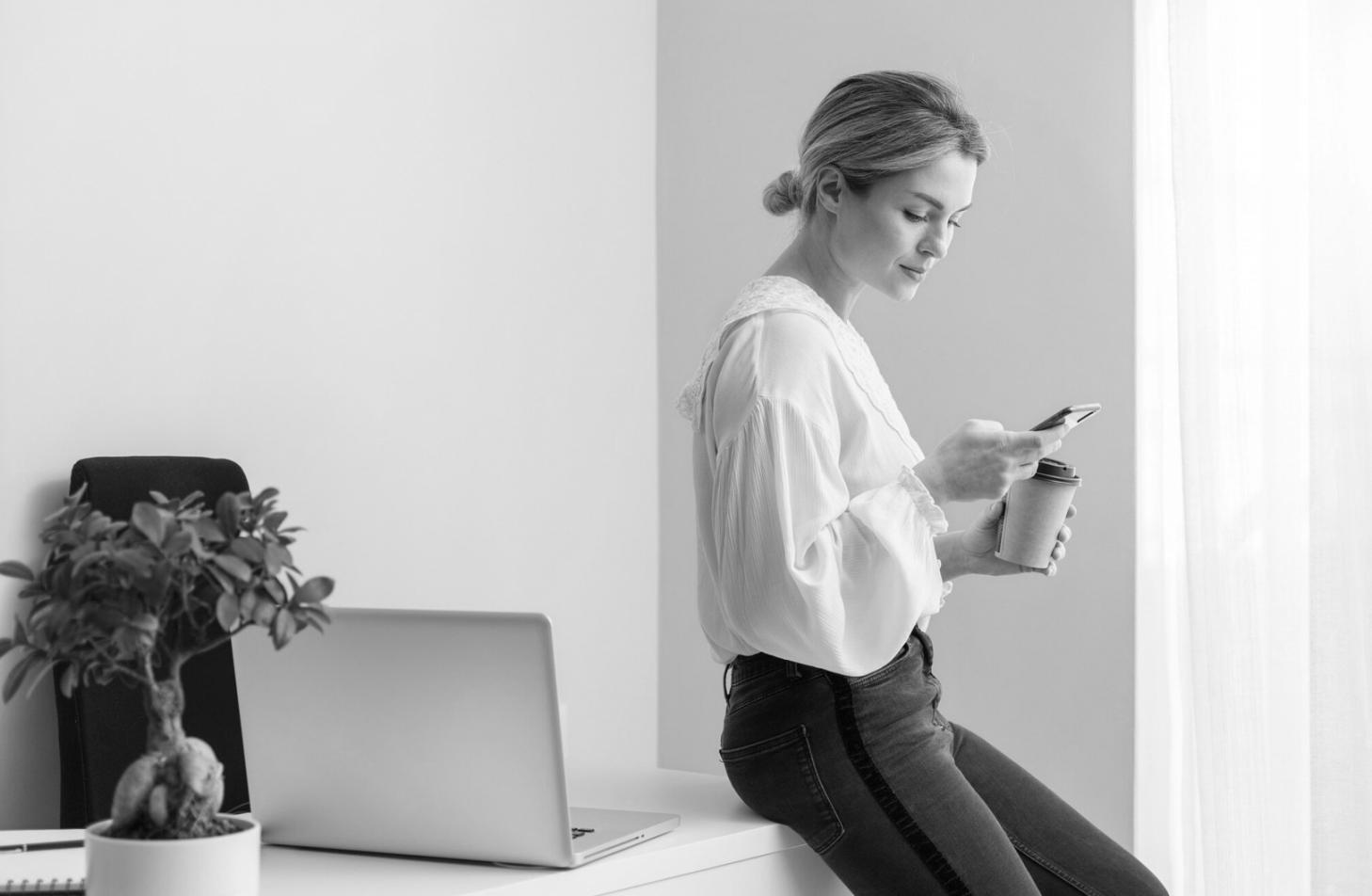 Modernes Büroumfeld mit Finanzexperten bei der Arbeit